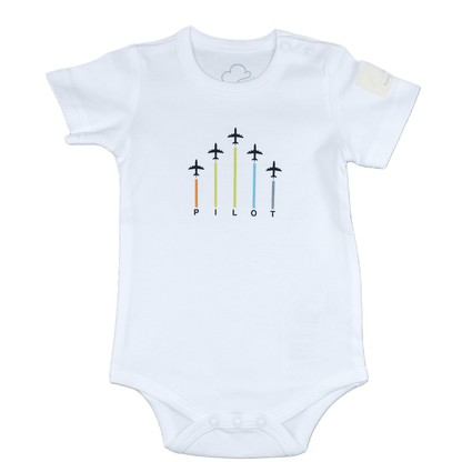 Aviation baby onesie, white short sleeve with arrows print, front view – Kumy Kids